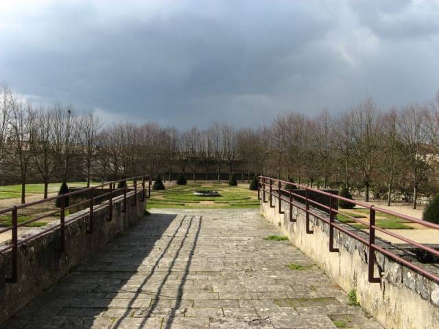 Jardin vu du pont enjambant les douves