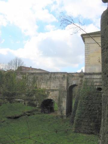 Pont enjambant les douves
