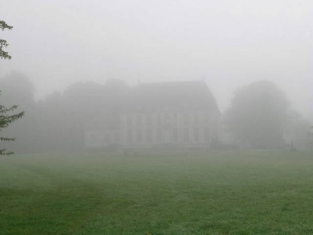 Logis abbatiale dans la brume matinale