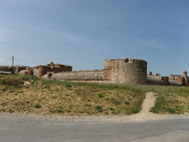 Vue extrieure de la forteresse de Salses