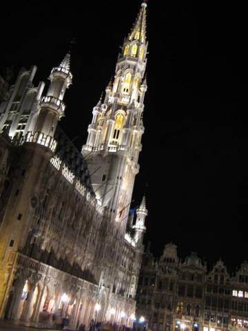 L'hotel de ville de nuit, Grande place